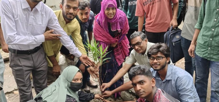 বৃক্ষস্মারক: জবির ১৯তম ব্যাচের ১৯টি চারা রোপন