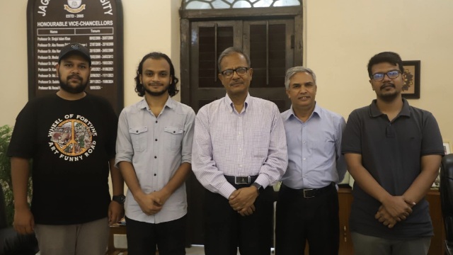 উপাচার্যের সঙ্গে চলচ্চিত্র নির্মাণে অনুদান পাওয়া জবির ৩ শিক্ষার্থীর সাক্ষাৎ